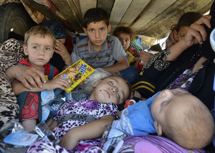 Displaced people, who fled from the violence in the province of Nineveh, arrive at Sulaimaniya province (Reuters / Stringer)