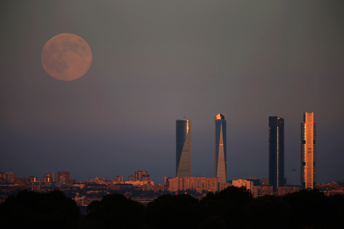 The Supermoon rises over the Four Towers Business Area in Madrid August 10, 2014 (Reuters / Sergio Perez)