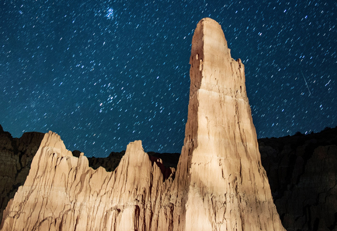 A Perseid meteor (R) streaks across the sky on August 12, 2013 in Cathedral Gorge State Park, Nevada. (Ethan Miller / Getty Images / AFP)