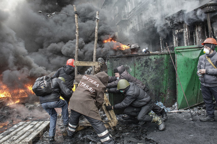 Rioters clash with law enforcement personnel on Hrushevskogo Street in Kiev. (RIA Novosti / Andrey Stenin)