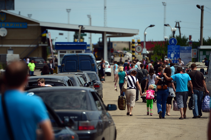Refugees at the Izvarino checkpoint in the Lugansk Region. (RIA Novosti / Valeriy Melnikov)