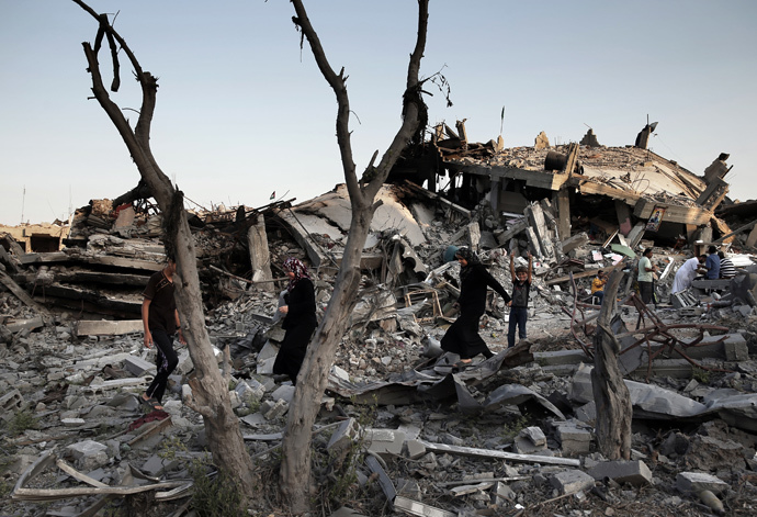 Palestinians walk in the rubble of destroyed houses in Gaza City's Shejaiya neighbourhood on August 17, 2014. (AFP Photo / Thomas Coex)
