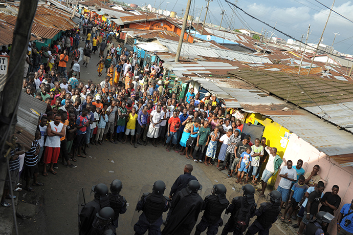 Liberian security forces stand in front of protesters after clashes at West Point neighbourhood in Monrovia August 20, 2014 (Reuters / 2Tango)