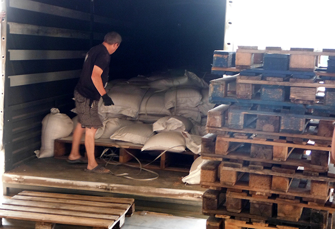 Trucks with Russia's humanitarian aid for Ukraine's south-east are unloaded in Lugansk on August 22, 2014. (RIA Novosti / Igor Ermachenkov)