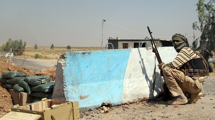 A Iraqi Turkmen Shiite fighter, who volunteered to join the government forces, holds a position on August 4, 2014 in Amerli, some 160 kilometres (100 miles) north of Baghdad. (AFP Photo / Ali Al-Bayati)