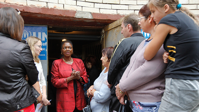 United Nations (U.N.) Under-Secretary-General for Humanitarian Affairs and Emergency Relief Coordinator Valerie Amos (C) has a talk with refugees from eastern Ukrainian towns, in Slaviansk August 23, 2014 (Reuters / Valentyn Ogirenko)
