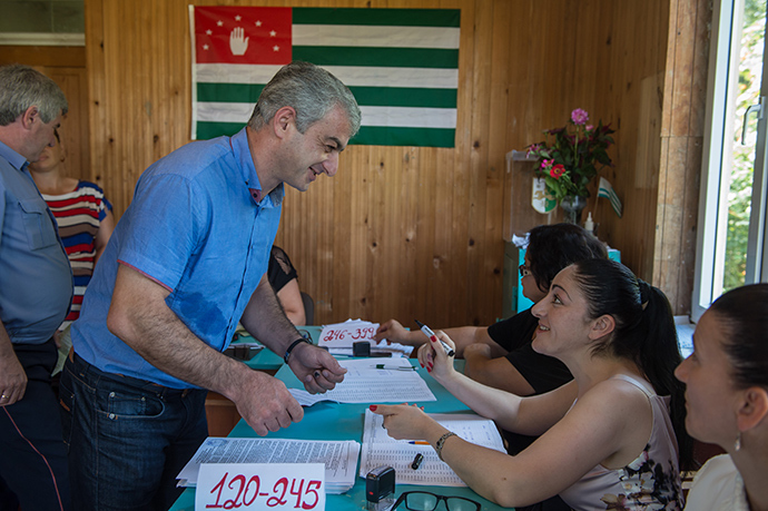 People vote at a polling station in the village of Tamysh during the Abkhazian presidential election (RIA Novosti / Mihail Mokrushin)