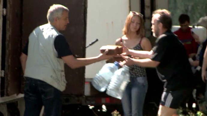 Local residents in the city of Yasinovata, Donetsk Region, eastern Ukraine (screenshot from RT)