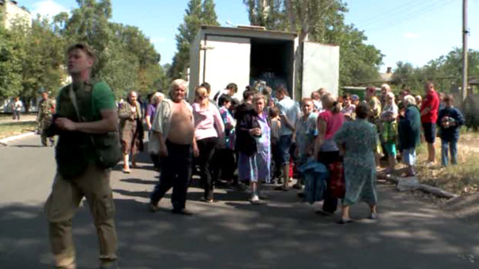 Local residents in the city of Yasinovata, Donetsk Region, eastern Ukraine (screenshot from RT)