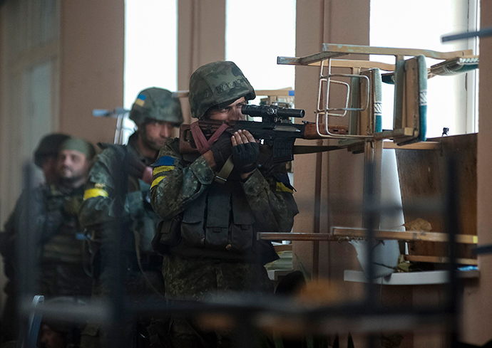 Ukrainian servicemen are seen at their position during fighting with anti-goverment fighters in the eastern Ukrainian town of Ilovaysk August 26, 2014 (Reuters / Maks Levin)