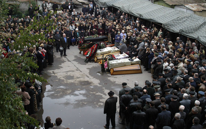 Relatives of victims (no names given) of the Russian hostage siege mourn in Beslan, North Ossetia, 07 September 2004. (AFP Photo/Viktor Drachev)