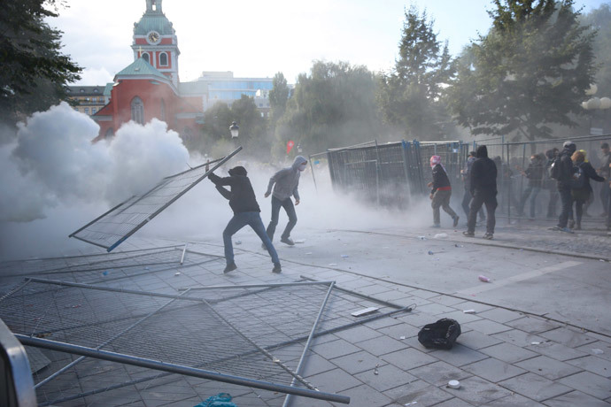 Demonstrators clash with the police during a protest against an election meeting organised by right-wing political group The Party of the Swedes (Svenskarnas Parti), at the Kungstradgarden square in central Stockholm August 30, 2014.(Reuters / Fredrik Persson)