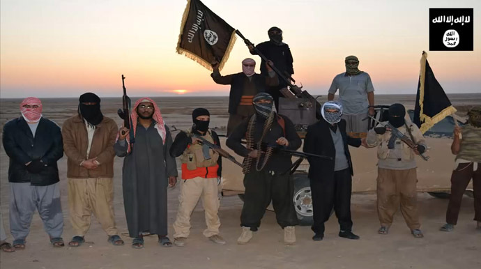An image grab taken from a propaganda video uploaded on June 11, 2014 by jihadist group the Islamic State of Iraq and the Levant (ISIL) allegedly shows ISIL militants gathering at an undisclosed location in Iraq's Nineveh province. (AFP Photo)