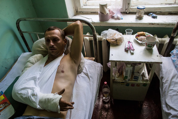 Ukrainian soldier Denis Denysenko taken prisoner when wounded, in Snezhny. The soldier reunited with his family. (RIA Novosti/Andrey Stenin)