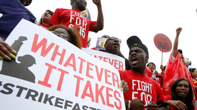 Demonstrators take part in a protest in front of a McDonald's Restaurant In Chicago, Illinois, September 4, 2014. (Reuters / Jim Young)