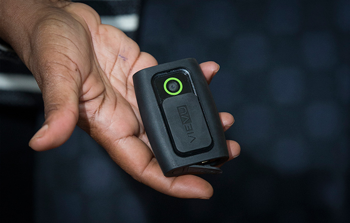 New York City Public Advocate Letitia James displays a body-mounted camera during a news conference in New York, August 21, 2014 (Reuters / Brendan McDermid)