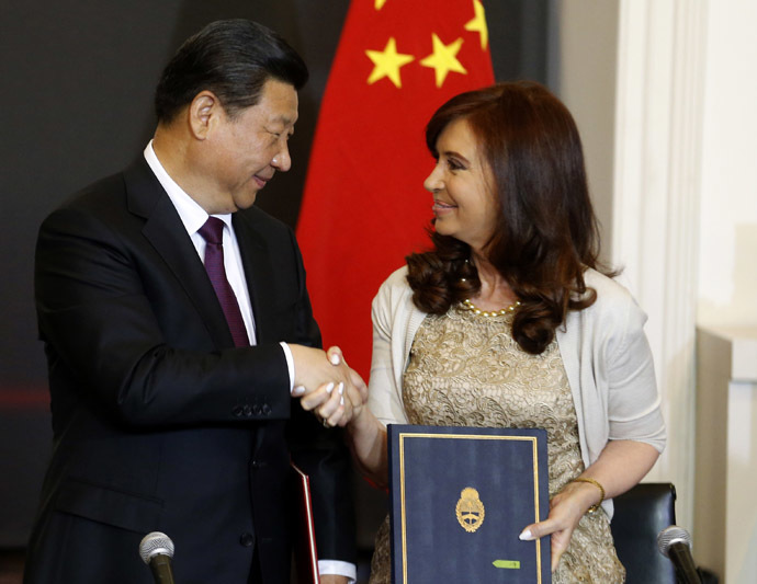 Argentine President Cristina Fernandez de Kirchner (R) and her Chinese counterpart Xi Jinping shake hands after signing a bilateral agreement at the Casa Rosada government palace in Buenos Aires July 18, 2014. (Reuters/Enrique Marcarian)