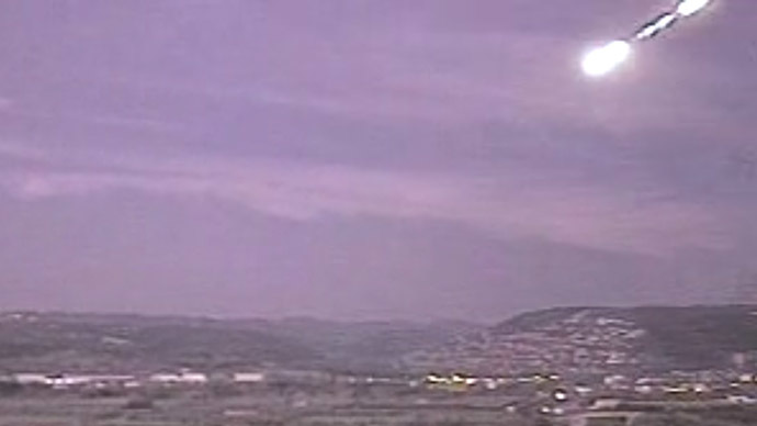 Great balls of fire: Meteor illuminates Spanish skyline (VIDEO)