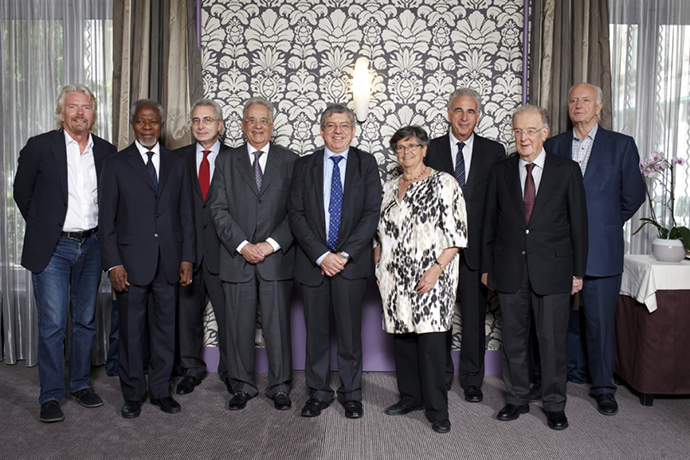 (L-R) Sir Richard Branson, Kofi Annan, Ernesto Zedillo, Fernando Henrique Cardoso, Cesar Gaviria, Ruth Dreifuss, Michel Kazatchkine, Jorge Sampaio, Thorvald Stoltenberg (GCDP / Rebecca Bowring)