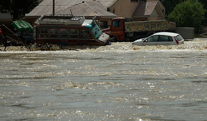 Vechiles are submerged in floodwaters during floods in Srinagar on September 9, 2014 (AFP Photo / Punit Paranjpe)