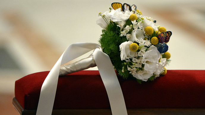 ‘Until death do us part’: Groom nearly falls from cliff during marriage vows (VIDEO)
