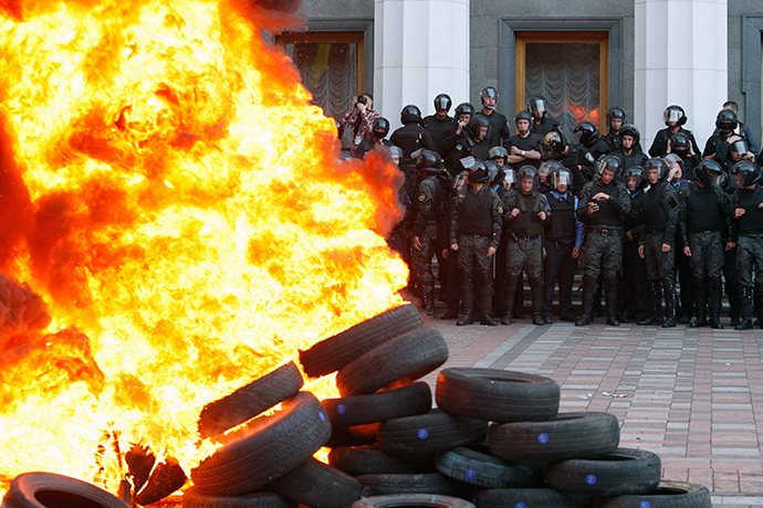 Protesters burn tyres outside the Ukrainian Parliament on September 16, 2014. (AFP Photo / Yuriy Kirnichny)