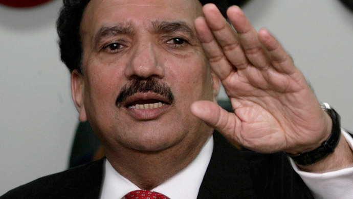 ‘Tell him to catch a bus’: Angry passengers throw ex-Pakistani minister out of plane after 2-hour wait (VIDEO)