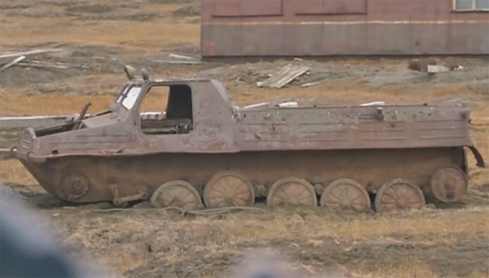 Broken vehicles are still scattered across the island. Screenshot from RT video