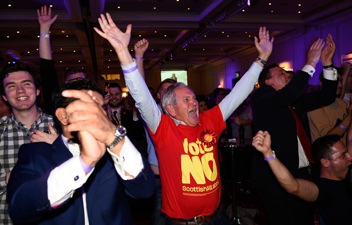 Supporters from the "No" Campaign react to a declaration in their favour, at the Better Together Campaign headquarters in Glasgow, Scotland September 19, 2014. (Reuters / Dylan Martinez)