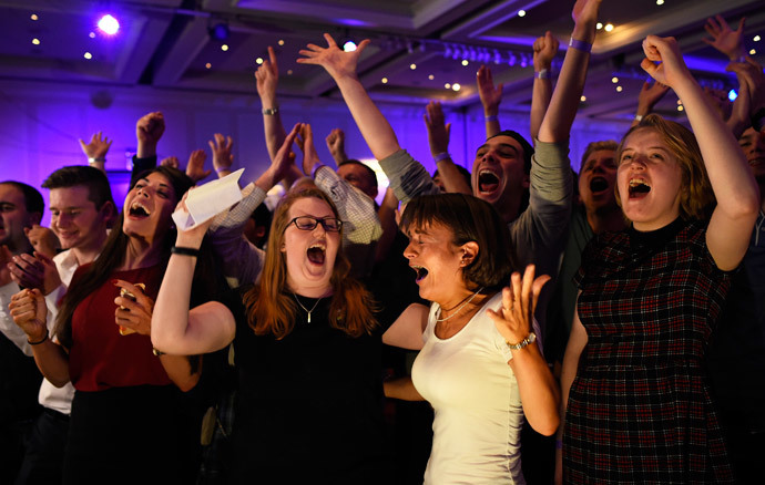 Supporters from the "No" Campaign react to a declaration in their favour, at the Better Together Campaign headquarters in Glasgow, Scotland September 19, 2014. (Reuters / Dylan Martinez)