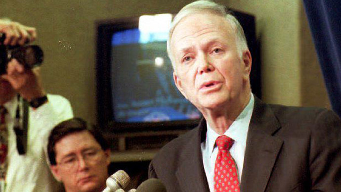 U.S. Sen. Bob Packwood (R), R-Ore, speaks to reporters gathered at a press conference 10 December, 1992. (AFP Photo/Jennifer Law)