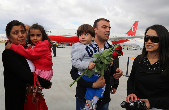 Freed Turkish nationals hostages held by Islamist militants in northern Iraq for more than three months, are welcomed by their relatives at the Esenboga Airport in Ankara, on September 20, 2014. (AFP Photo)