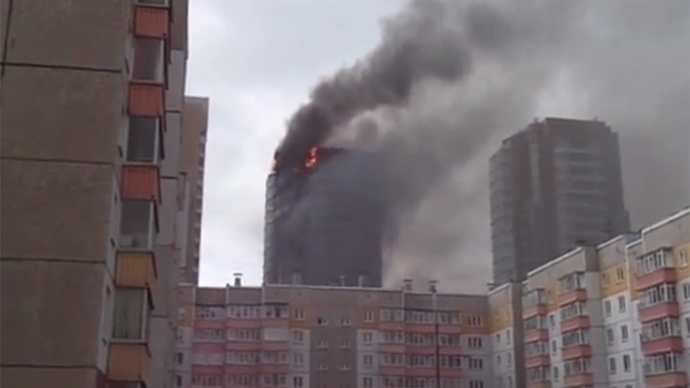 Inferno engulfs residential tower in Siberia (VIDEO)