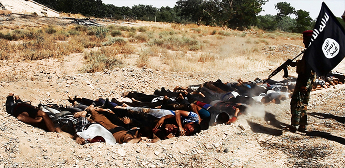 An image uploaded on June 14, 2014 on the jihadist website Welayat Salahuddin allegedly shows militants of the Islamic State of Iraq and the Levant (ISIL) executing dozens of captured Iraqi security forces members at an unknown location in the Salaheddin province (AFP Photo / HO)
