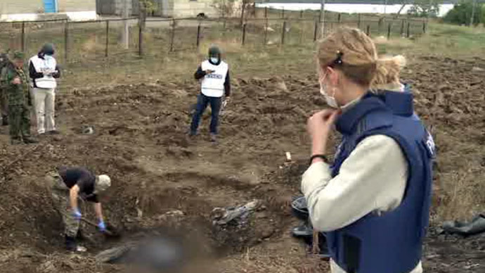 RT Maria Finoshina has managed to reach the burial site near the village of Nyzhnia Krynka, 35 kilometers north-east of the city of Donetsk (screenshot from RT video)