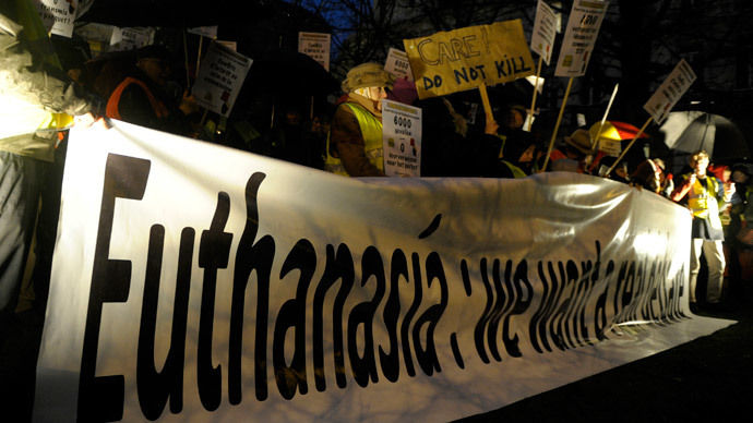Protesters, who call themselves the "yellow jackets", hold banners and placards as they demonstrate against a new law authorizing euthanasia for children, in Brussels.(Reuters / Laurent Dubrule)
