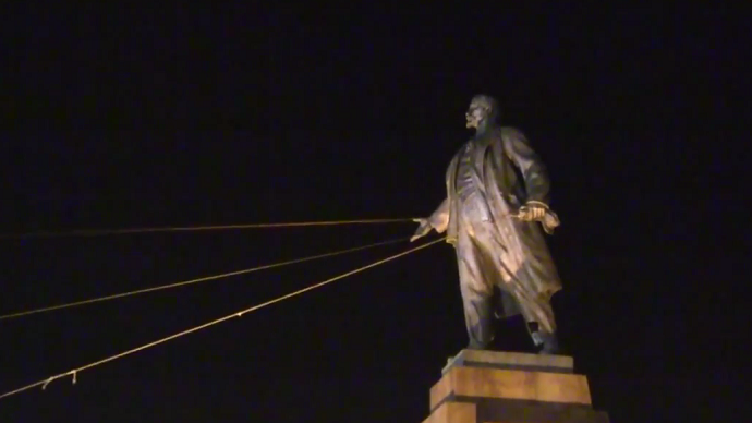 Massive Lenin statue sawn down, toppled in Ukraine's Kharkov (PHOTOS, VIDEO)