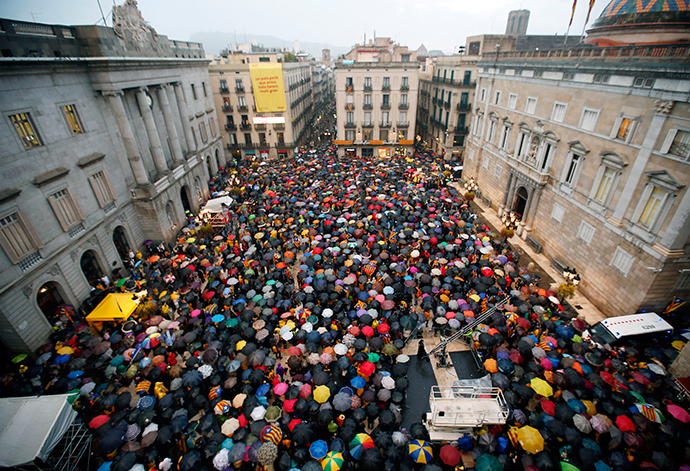 Catalan pro-independence supporters protest against the Spanish Constitutional Court in front of the Generalitat de Catalunya in Barcelona September 30, 2014 (Reuters / Albert Gea)
