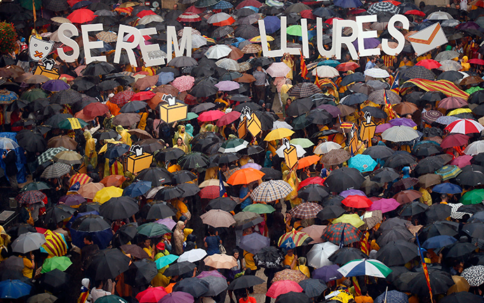 Catalan pro-independence supporters gather to protest against the Spanish Constitutional Court in front of the Generalitat de Catalunya in Barcelona September 30, 2014 (Reuters / Albert Gea)