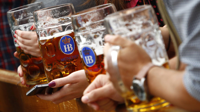 Drug & alcohol addicts in German city get free beer, cash for cleaning