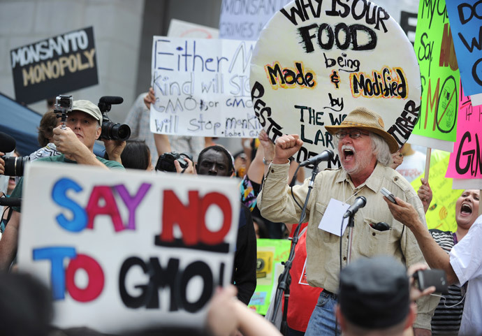 David King, founder and chairman of the Seed Library of Los Angeles, speaks to activists during a protest against agribusiness giant Monsanto in Los Angeles (AFP Photo / Robyn Beck)