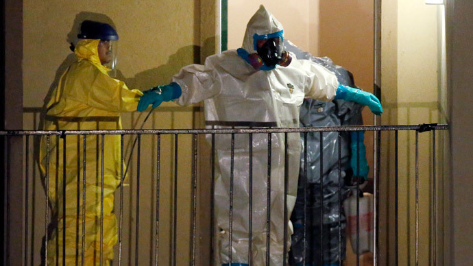 A worker in a hazardous material suit is sprayed down by a co-worker after coming out of an apartment unit where a man diagnosed with the Ebola virus was staying in Dallas, Texas, October 5, 2014.(Reuters / Jim Young)