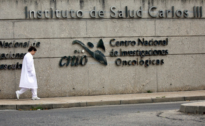 A doctor walks outside Carlos III hospital in Madrid, where a Spanish nurse who contracted Ebola is being treated, October 7, 2014. (Reuters / Andrea Comas)