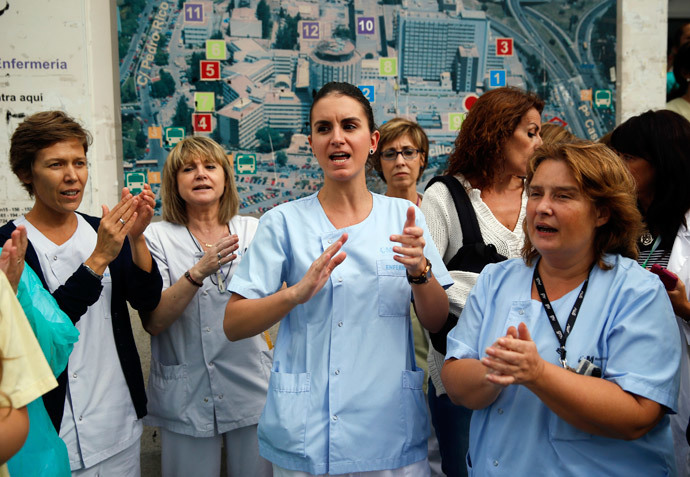Health workers attend a protest outside La Paz Hospital calling for Spain's Health Minister Ana Mato to resign after a Spanish nurse contracted Ebola, in Madrid, October 7, 2014. (Reuters / Andrea Comas) 