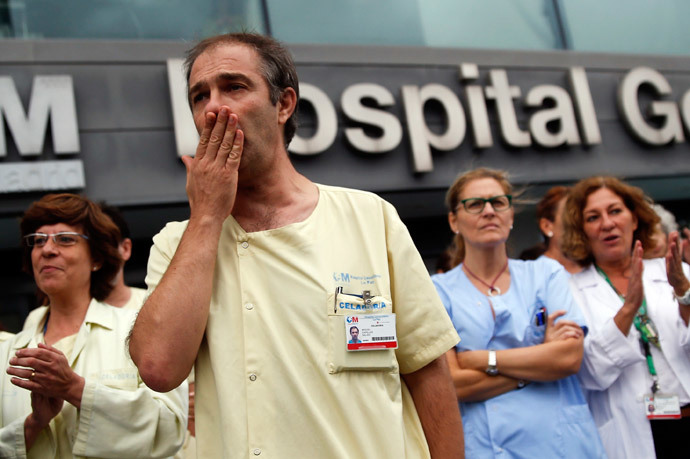 Health workers attend a protest outside La Paz Hospital, calling for Spain's health minister Ana Mato to resign after a Spanish nurse contracted Ebola, in Madrid, October 7, 2014. (Reuters / Andrea Comas)