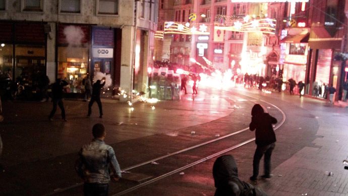 Protesters clash with riot police in Istanbul, during a pro-Kurdish demonstration in solidarity with the people of the Syrian Kurdish town of Kobani, October 7, 2014.(Reuters / Osman Orsal)