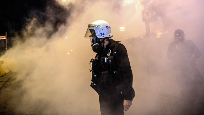A Turkish riot police officer stands on October 7, 2014 in Istanbul as Kurdish demonstrators protest against attacks launched by Islamic State insurgents targeting the Syrian city of Kobane and lack of action by the government.(AFP Photo / Ozan Kose)