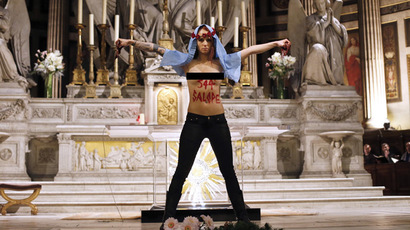 Topless Femen deface Christian cross in Vatican (GRAPHIC VIDEO)