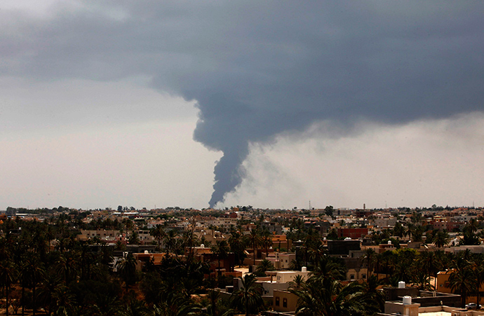 ARCHIVE PHOTO: Plumes of smoke rise in the sky after a rocket hit a fuel storage tank near the airport road in Tripoli, during clashes between rival militias July 28, 2014 (Reuters / Ismail Zitouny)