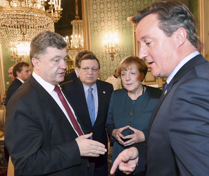 (L to R) France's President Francois Hollande, Russia's President Vladimir Putin, Italy's Prime Minister Matteo Renzi, Ukraine's President Petro Poroshenko and German Chancellor Angela Merkel sit during a meeting on the sidelines of a Europe-Asia summit (ASEM) in Milan October 17, 2014. (Reuters/Daniel Dal Zennaro)